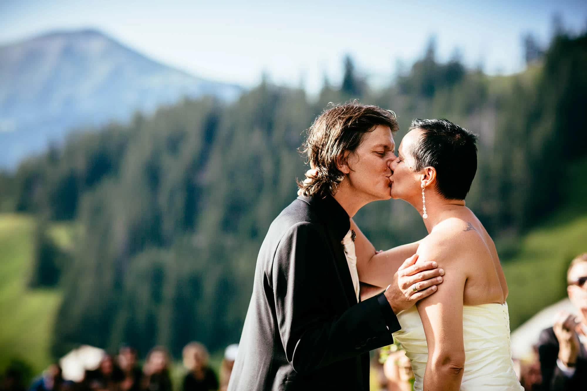 Brautpaar küsst sich nach Eheversprechen