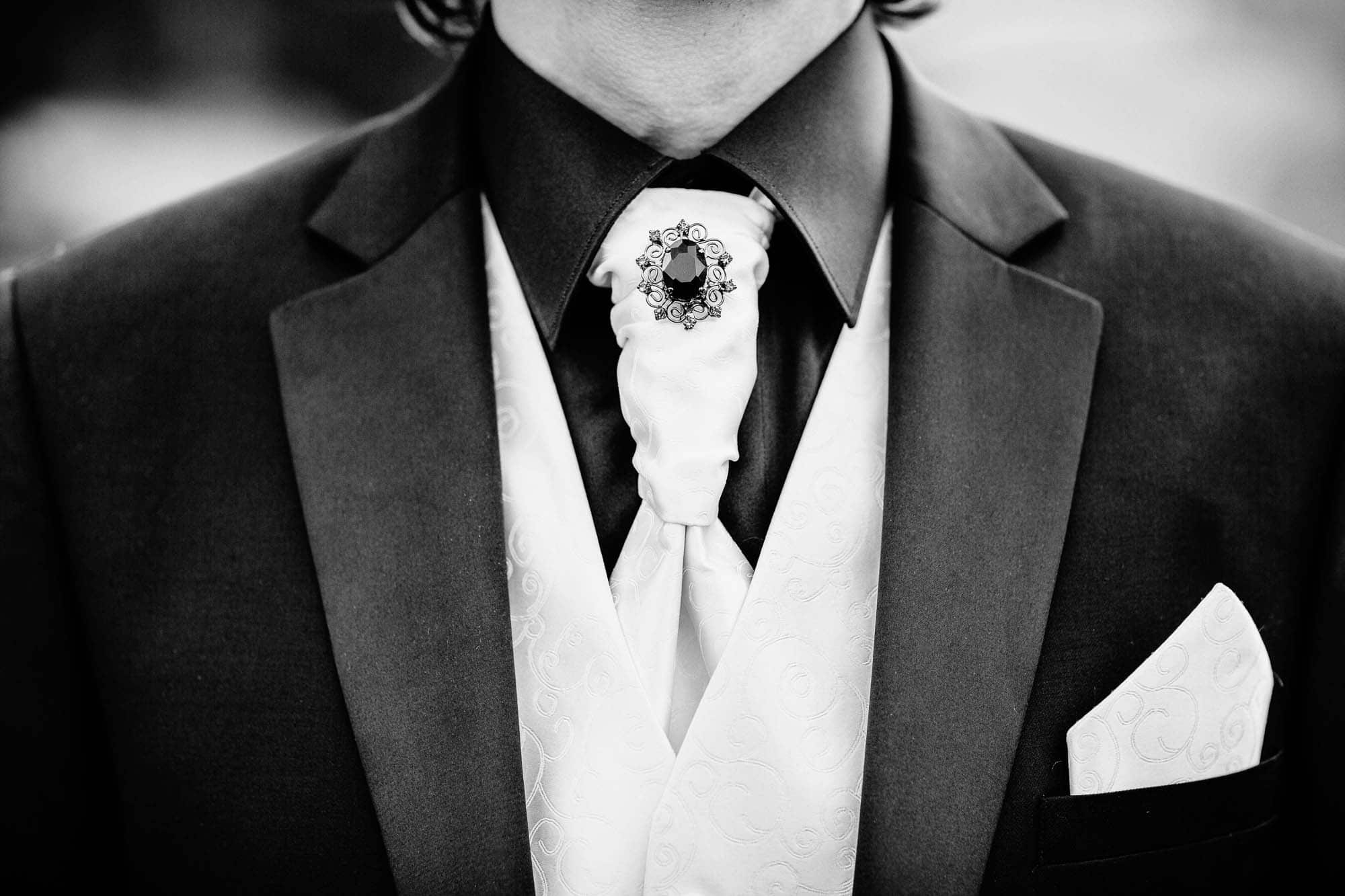 Edelstein auf Cravatte für den Bräutigam