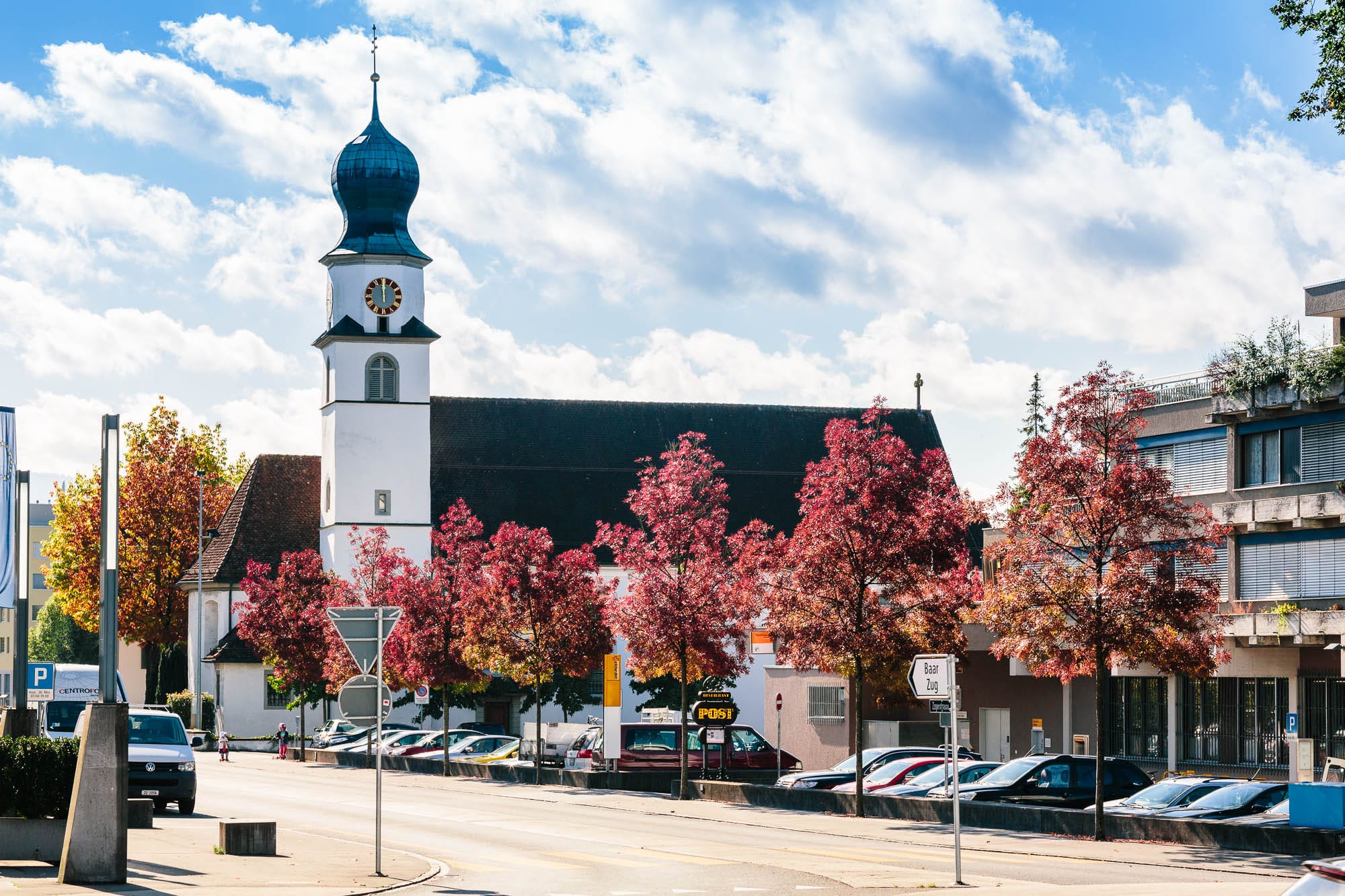 Kirche und Bäume im Herbst