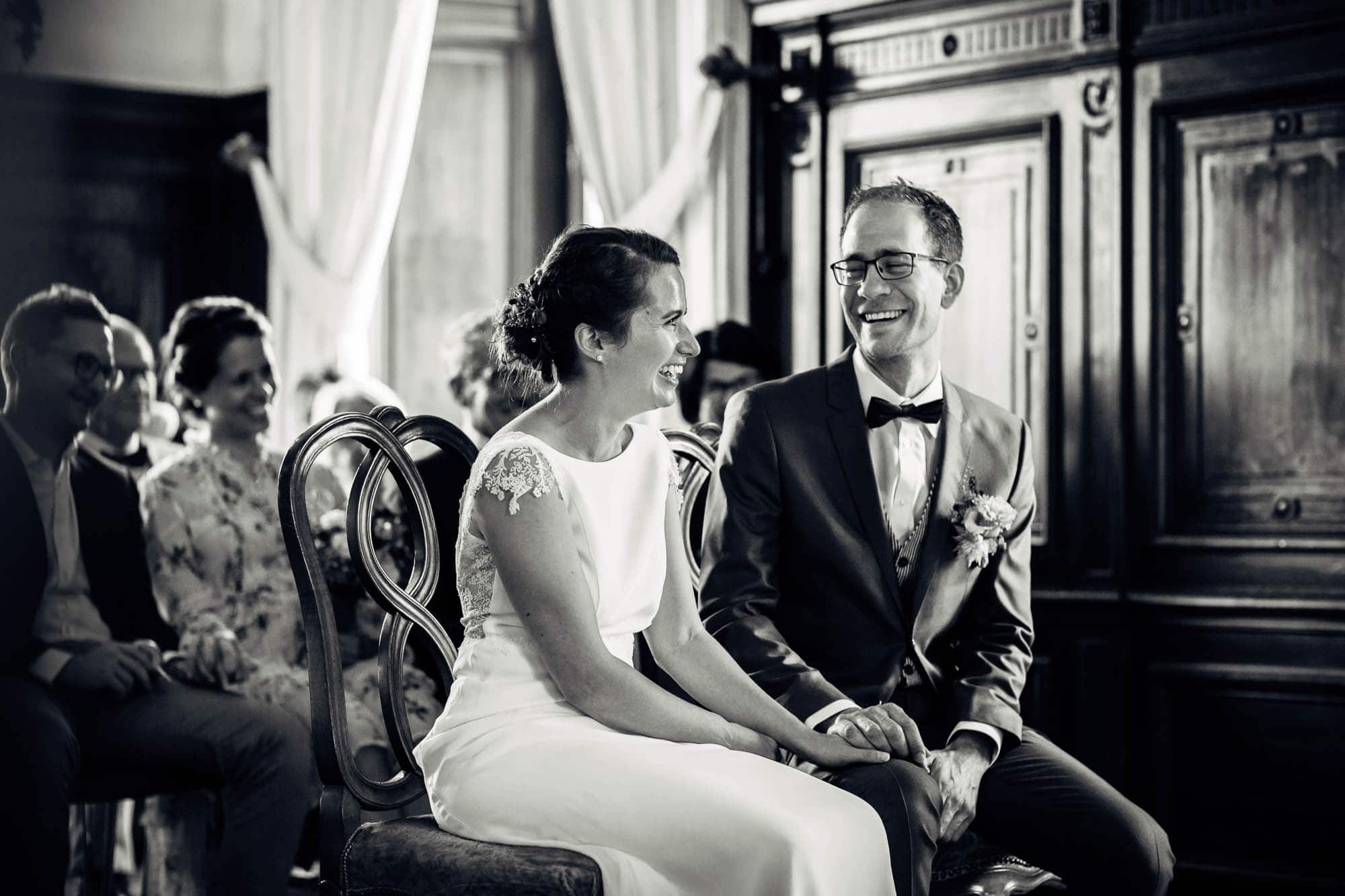 Brautpaar lacht während Zeremonie