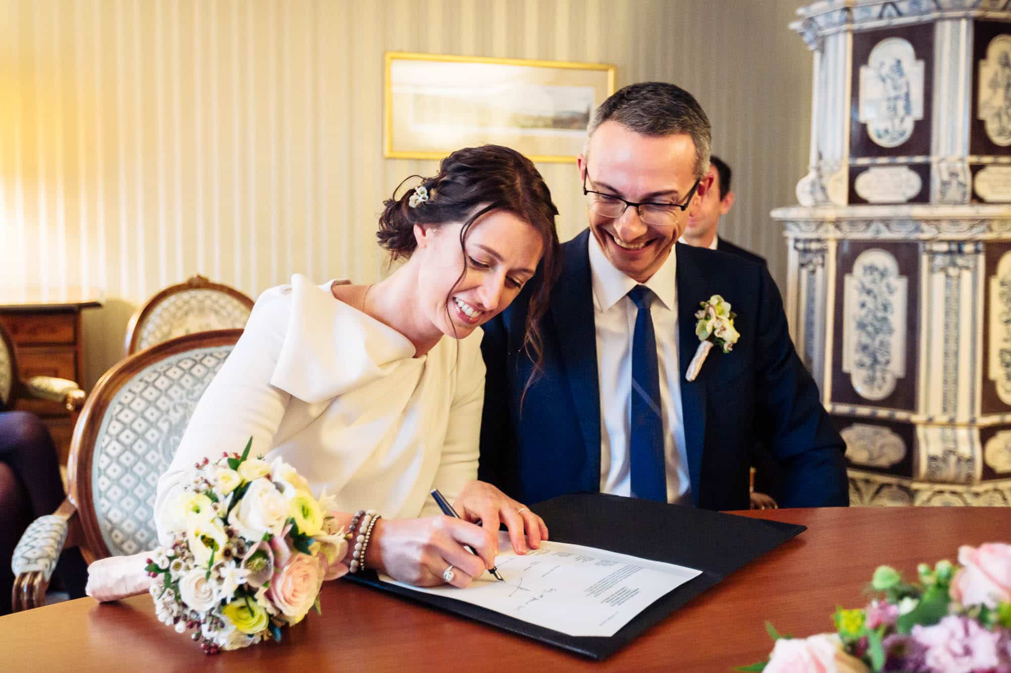 Brautpaar unterschreibt Ehedokument
