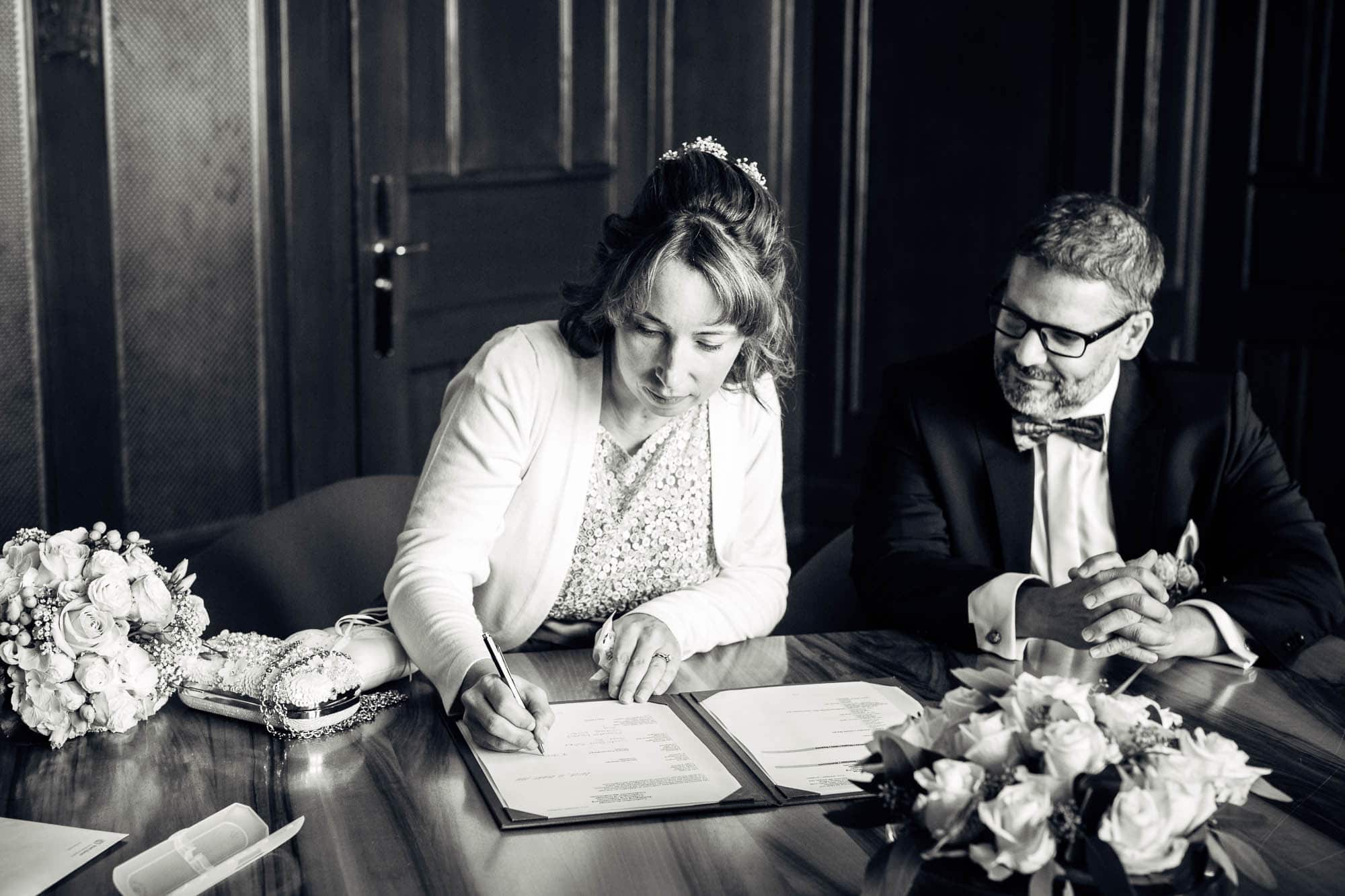Braut unterschreibt Ehedokument