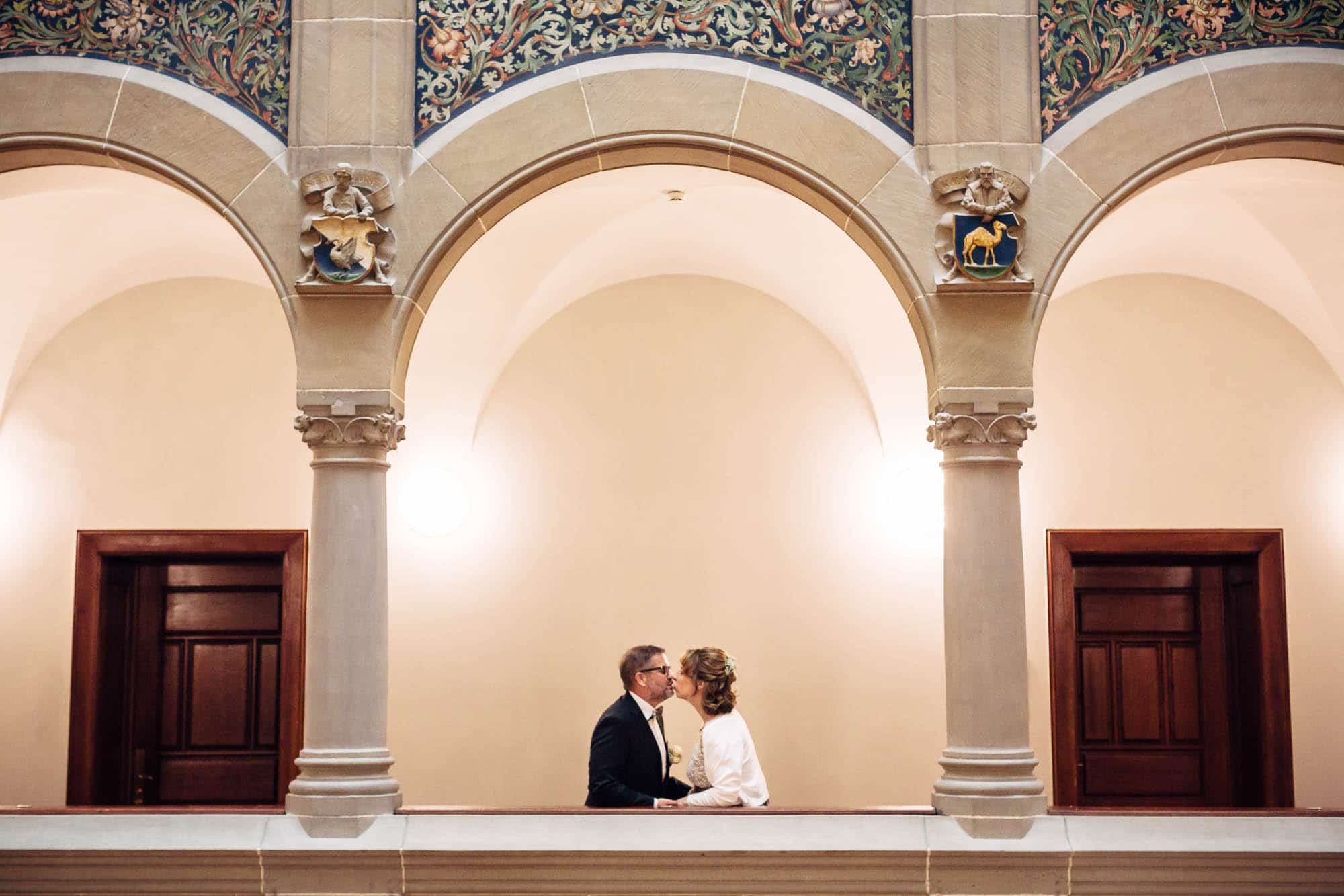 Brautpaar küsst sich im Stadthaus Zürich