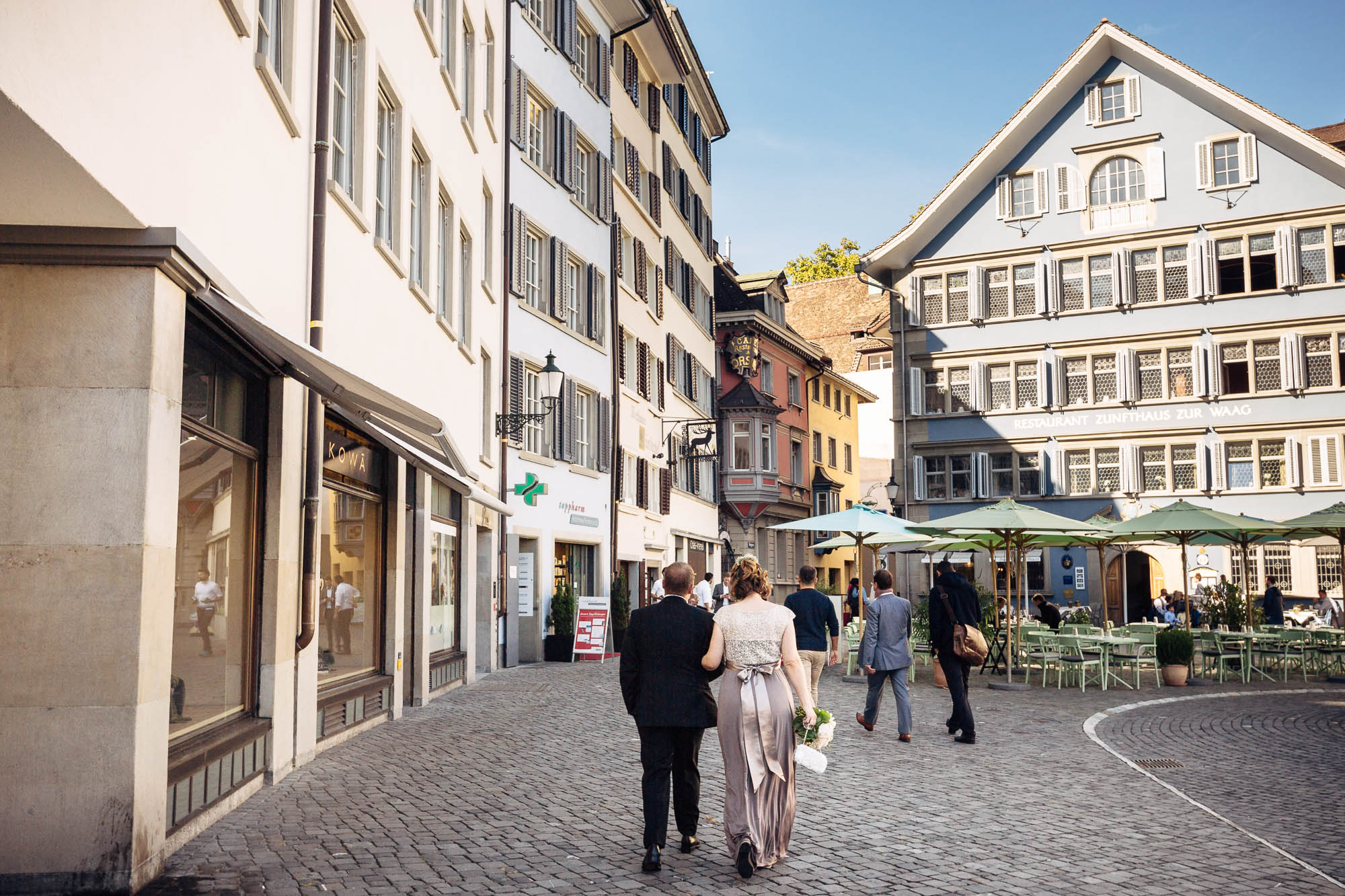 Brautpaar schlendert durch Altstadt in Zürich am Münsterplatz