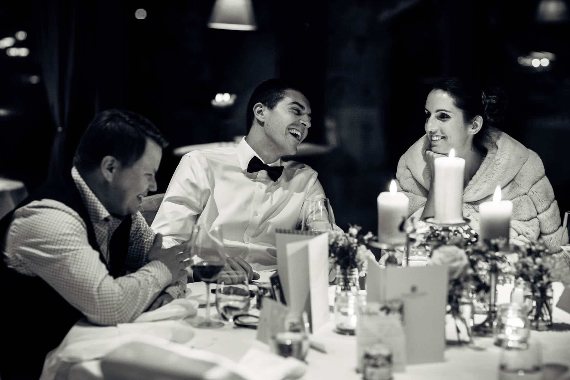 Gäste lachen während Hochzeitsspiel