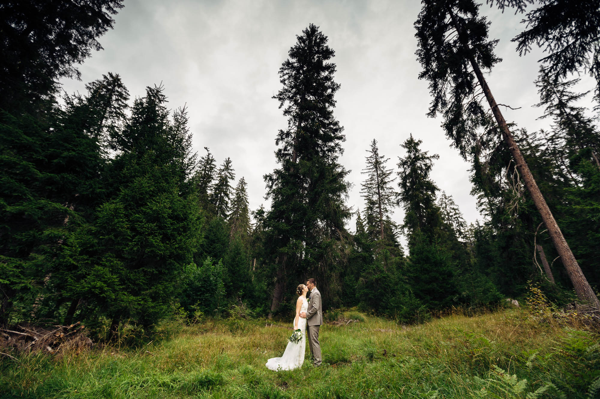Hochzeitsfotograf in Laax mit Brautpaarfotos im Wald