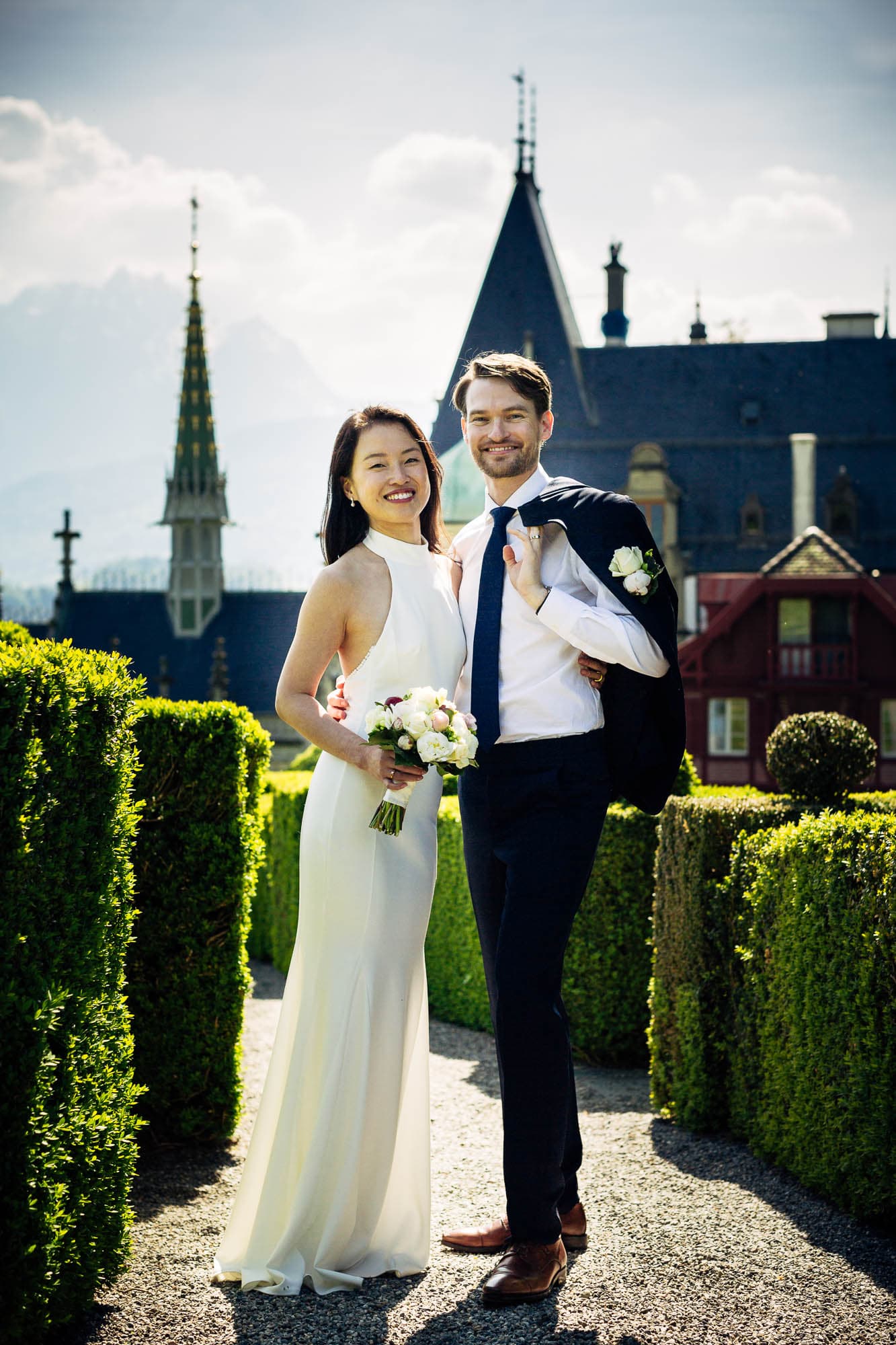 Brautpaar im Schlossgarten. Hochzeitsfotos Schloss Meggenhorn