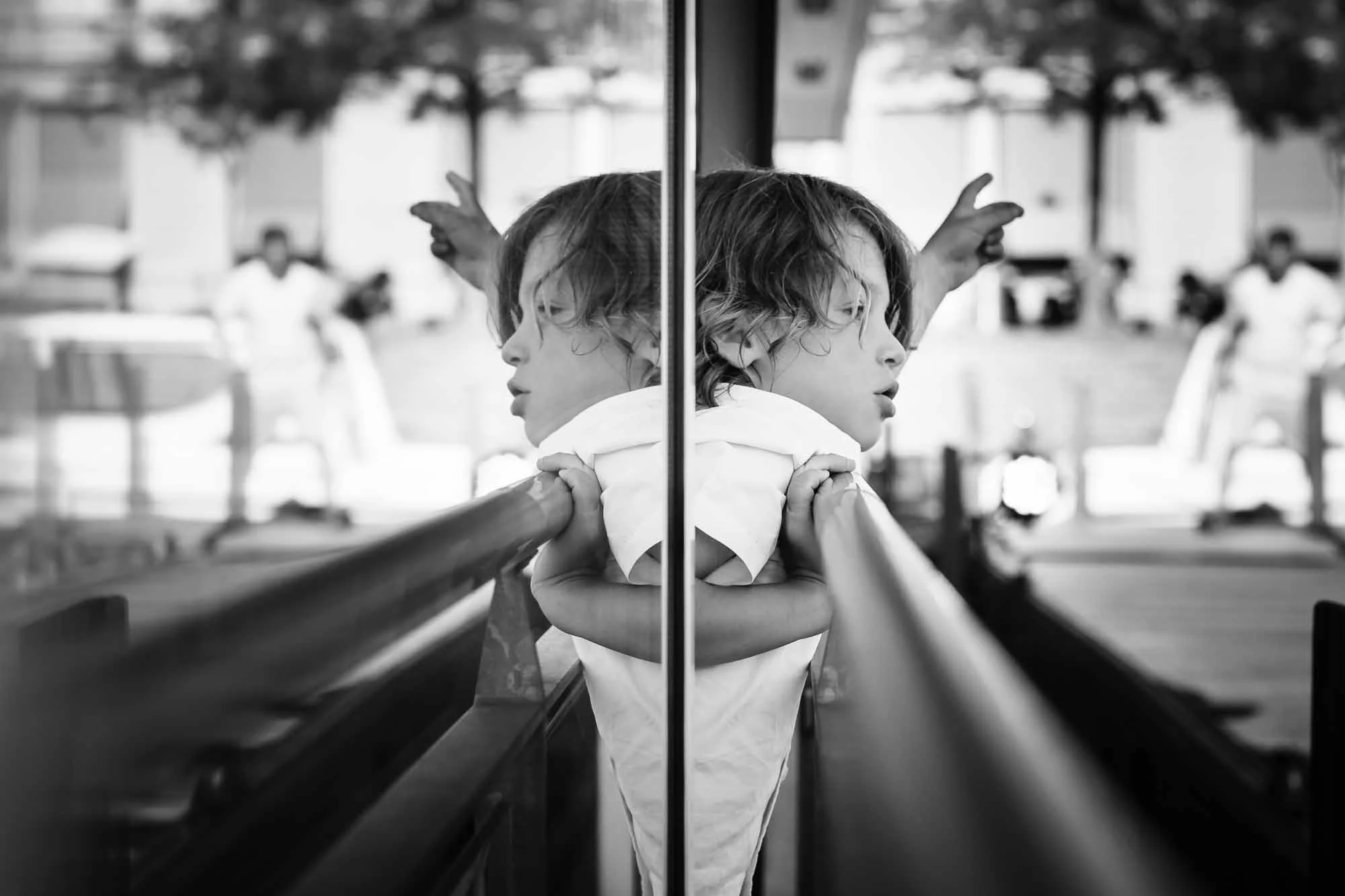 Junge im Spiegelbild des Schiffs
