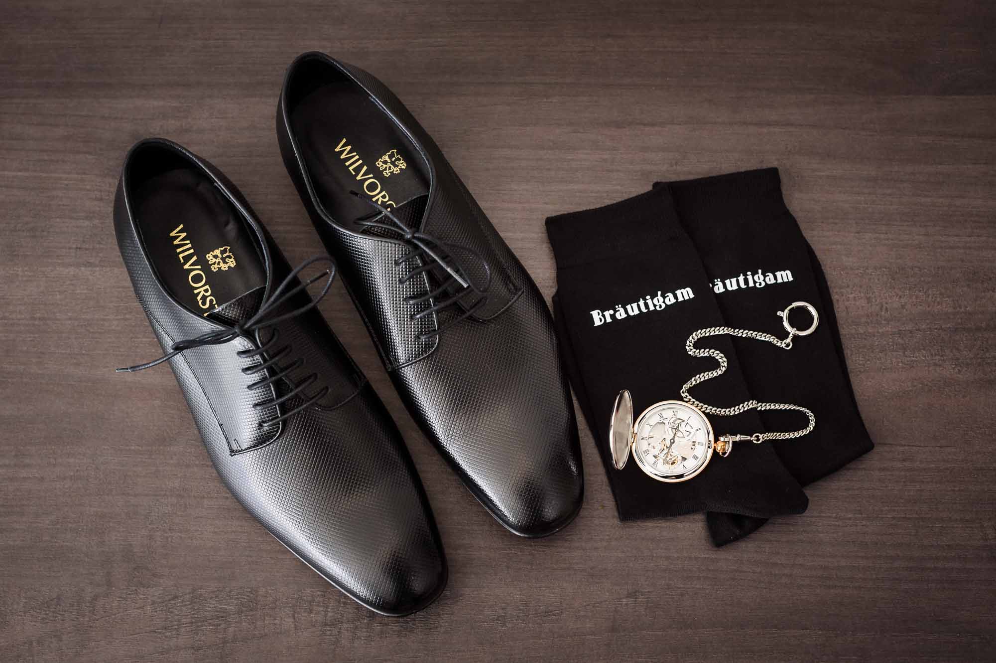 Schuhe Bräutigam mit personaliserten Socken und Taschenuhr