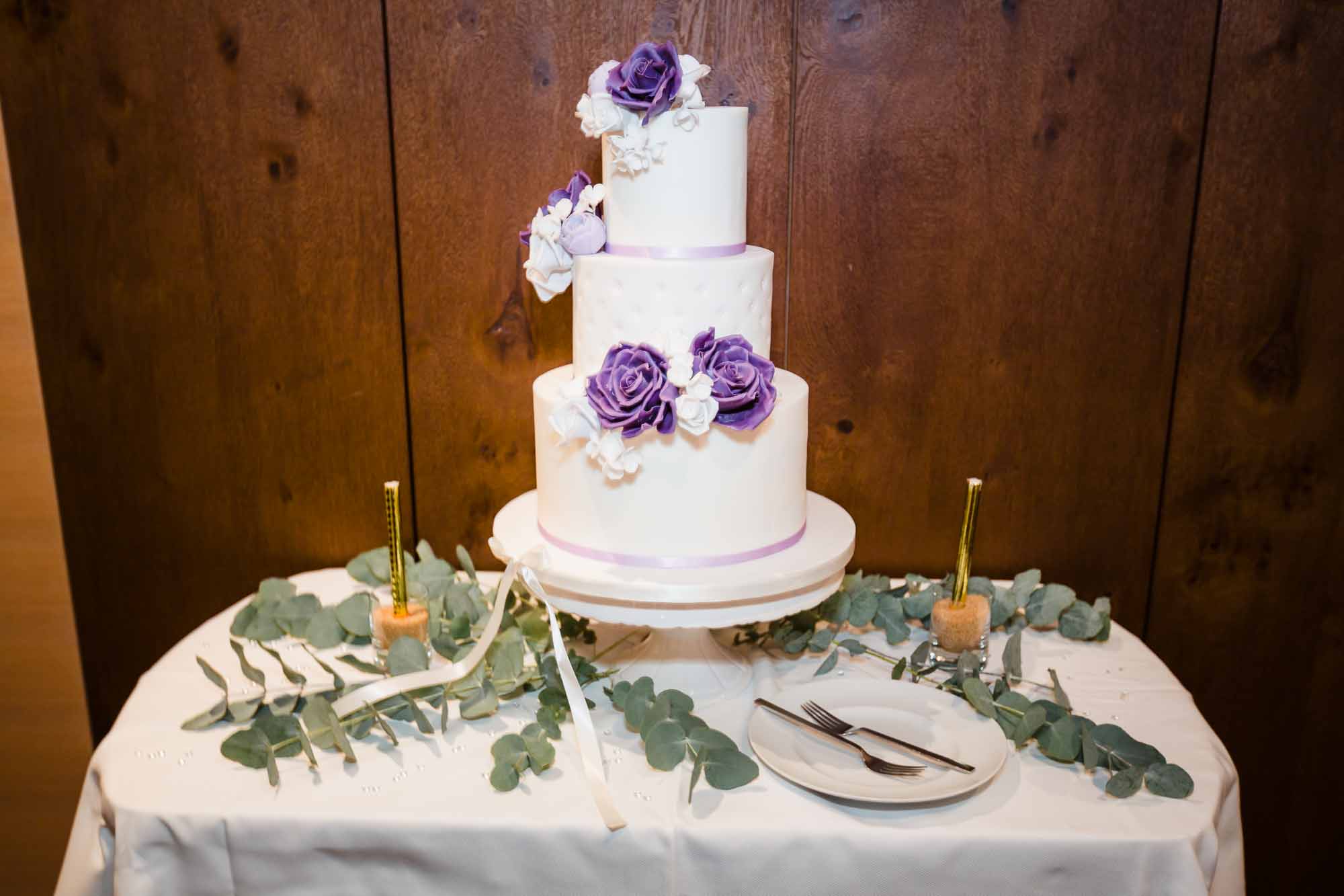 Hochzeitstorte mit violetten Zuckerrosen