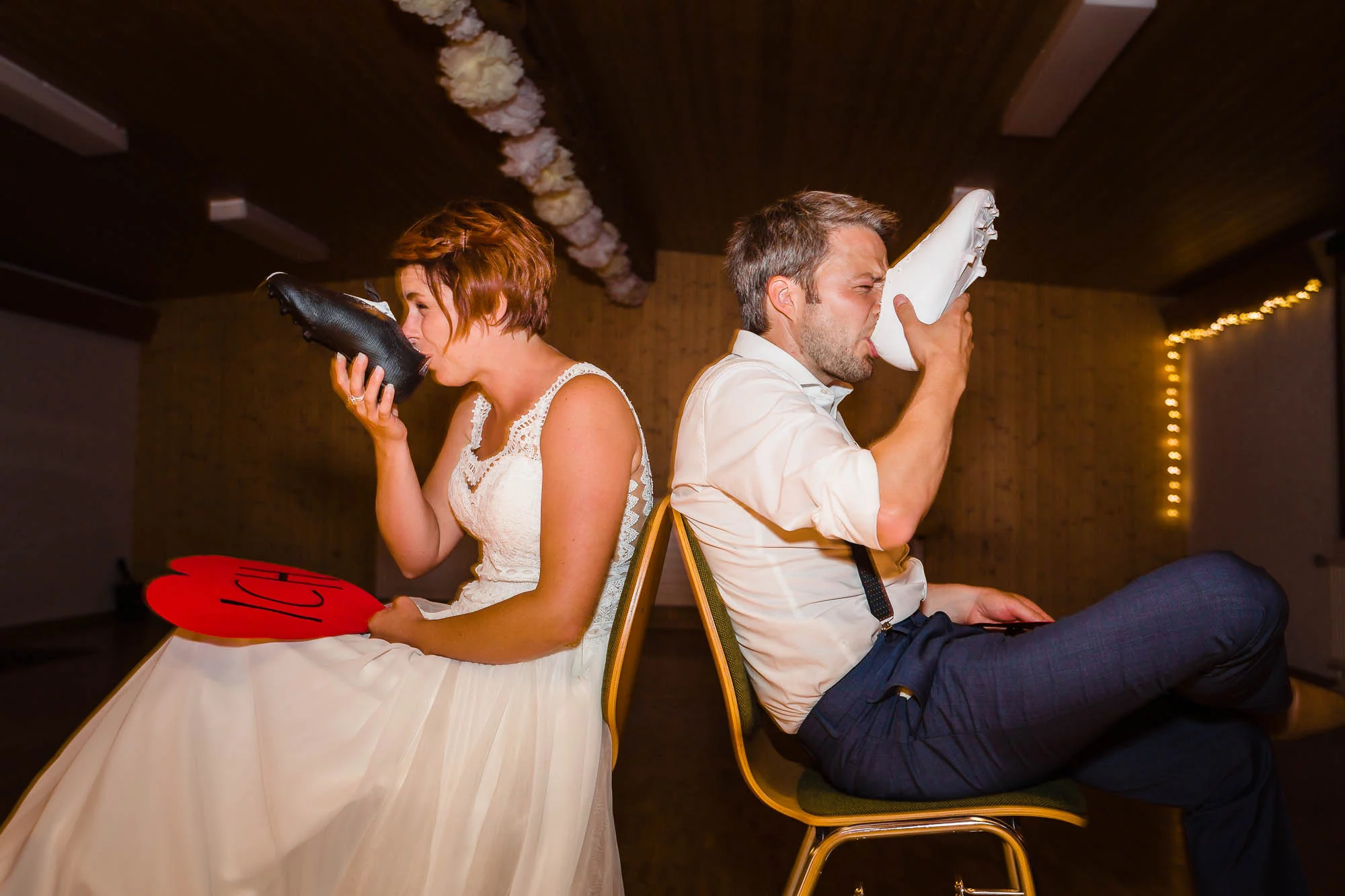 Brautpaar trinkt bei Hochzeitspiel Schnaps aus Fussballschuhen