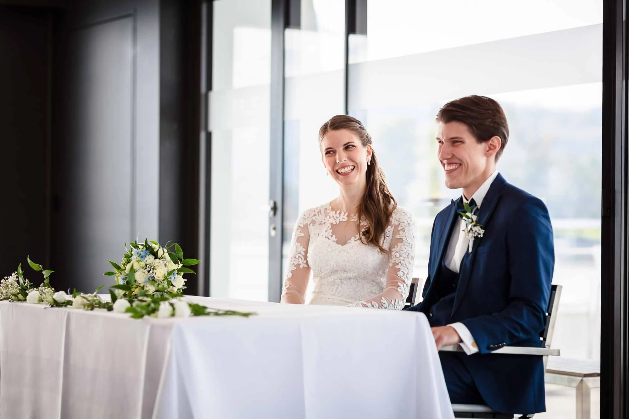 Brautpaar lacht Gäste an