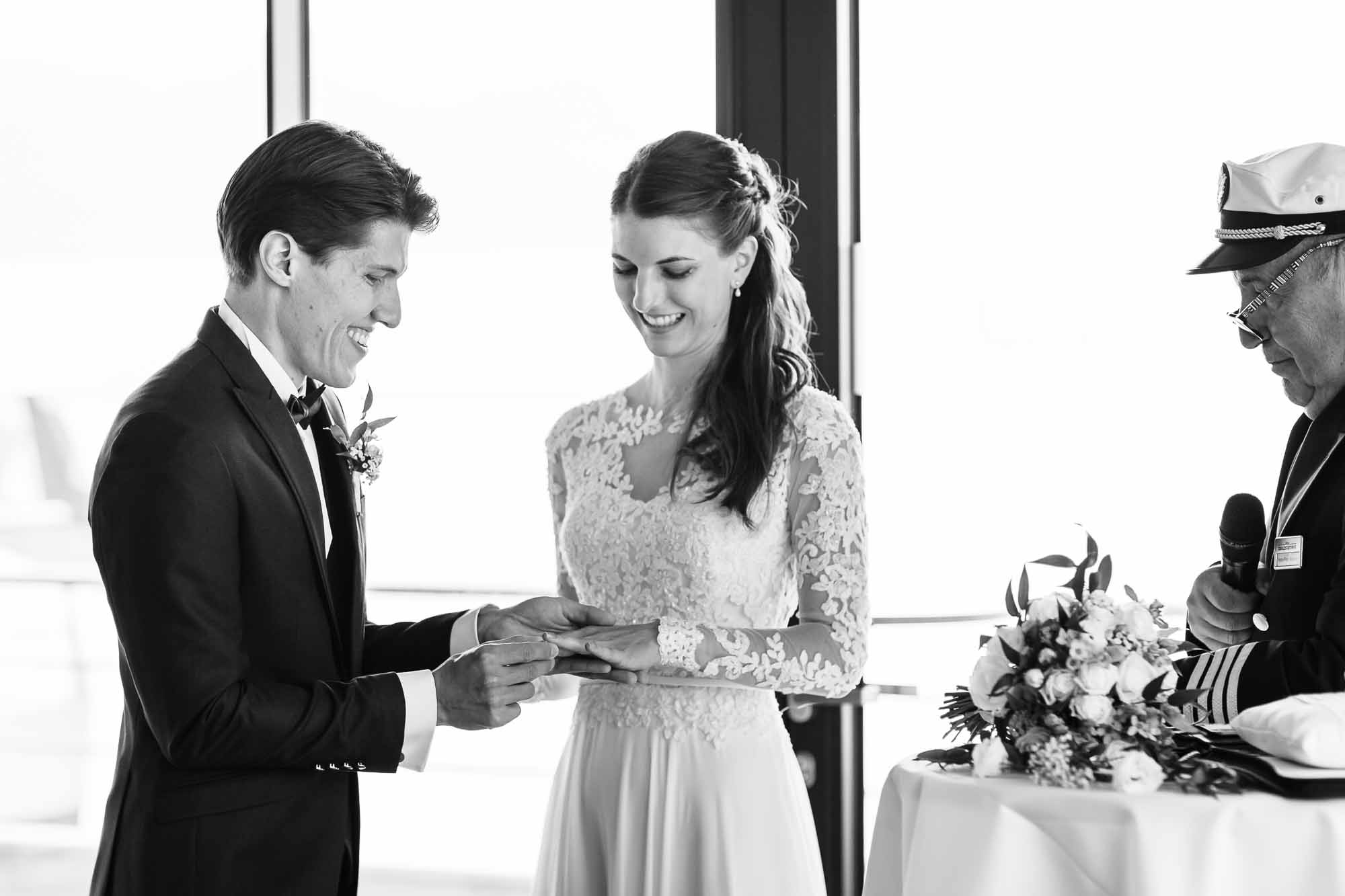 Bräutigam steckt der Braut den Ehering an