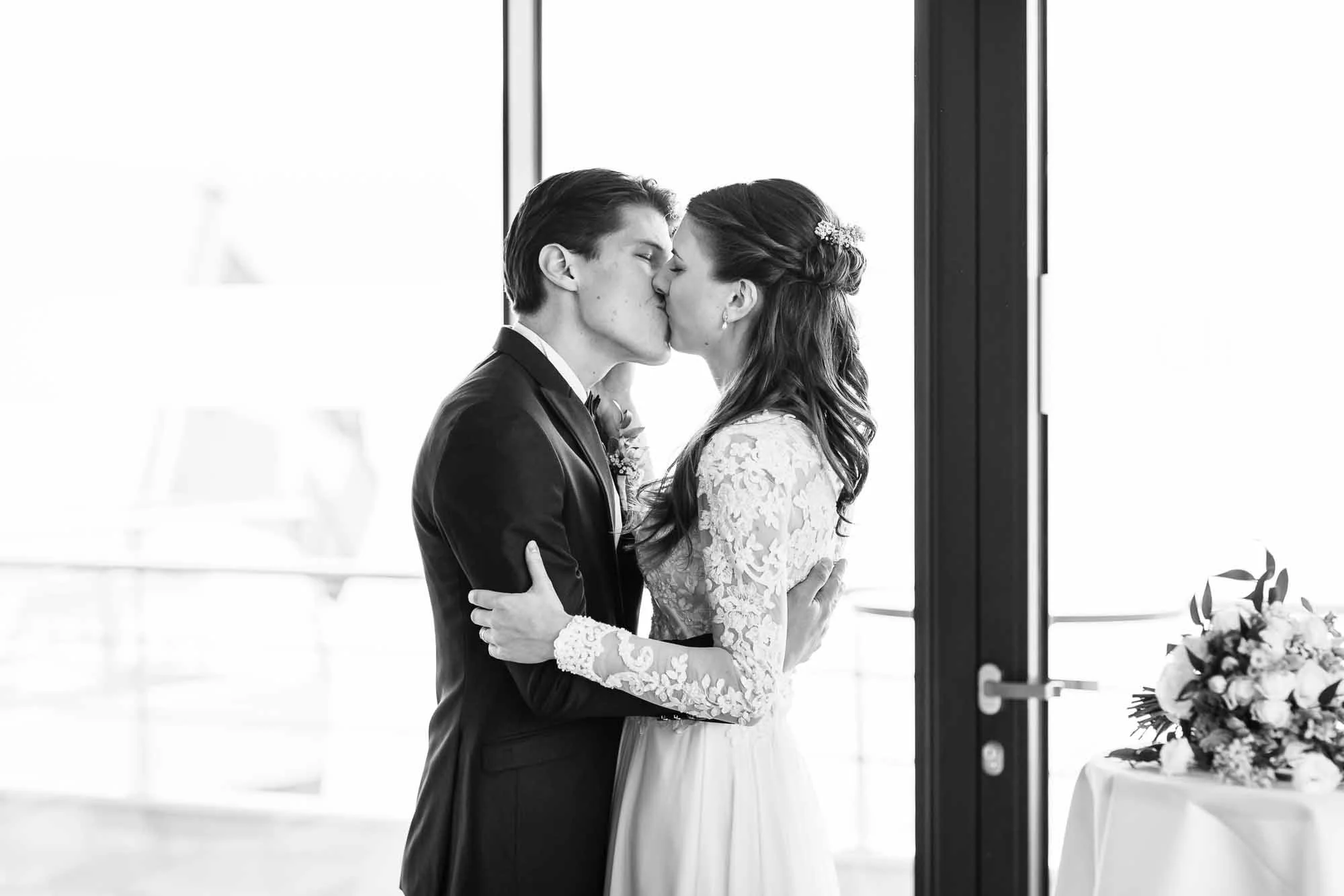 Brautpaar küsst sich nach Ja-Wort auf dem Schiff