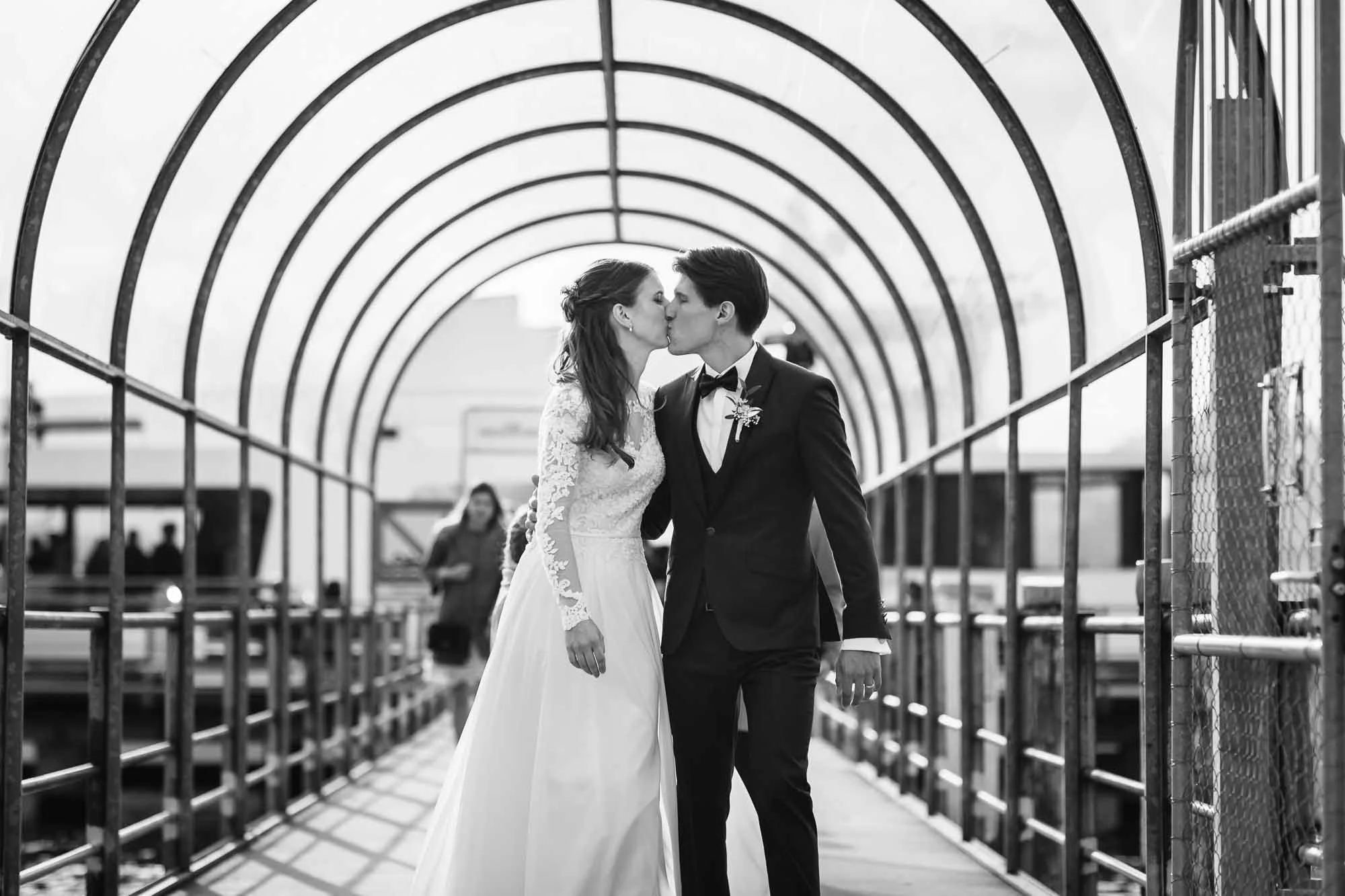 Brautpaar küsst sich auf Schiffsteg in Luzern