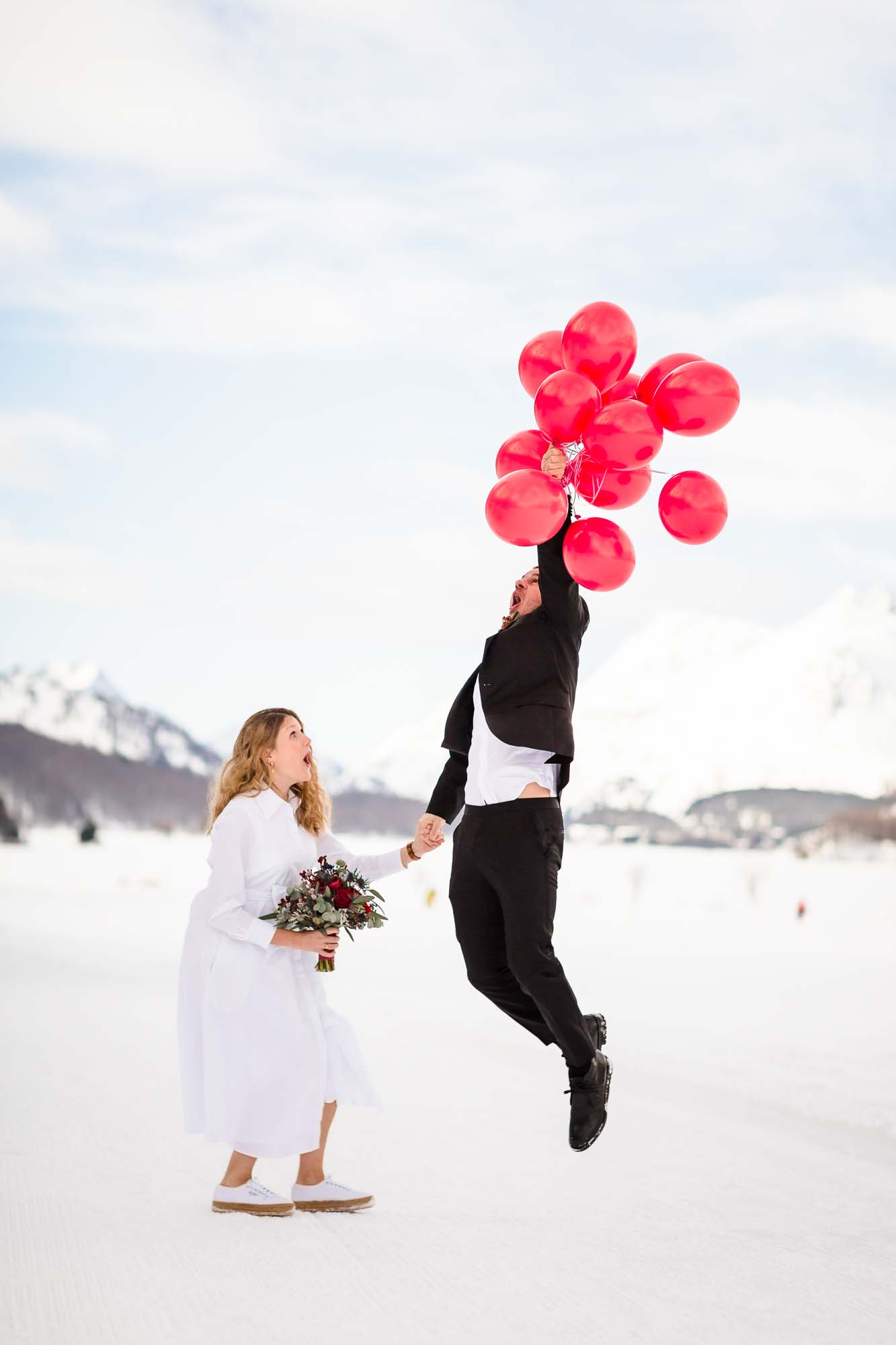 Bräutigam hebt mit Luftballone ab