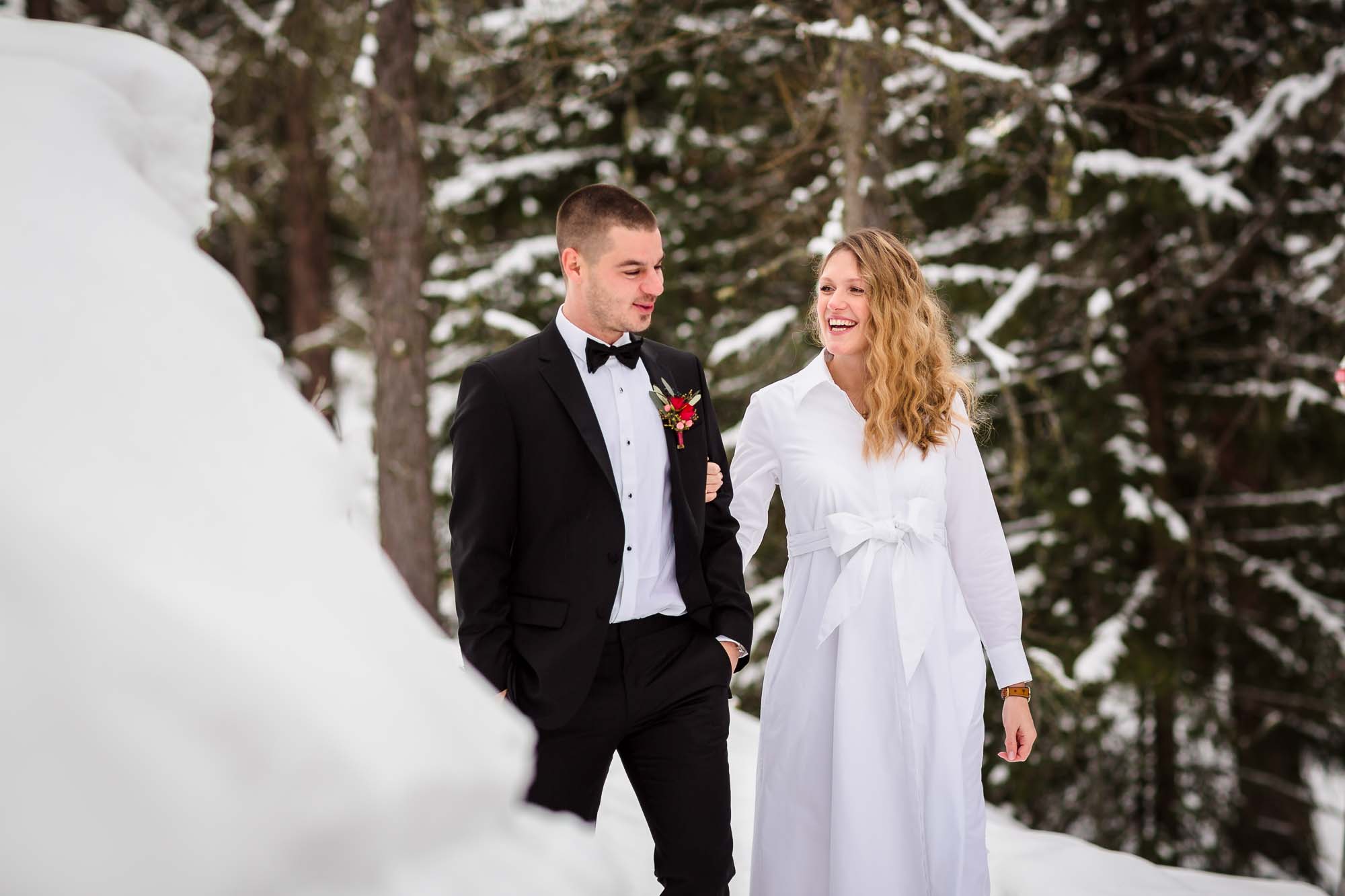 Brautpaar im Schnee Wald