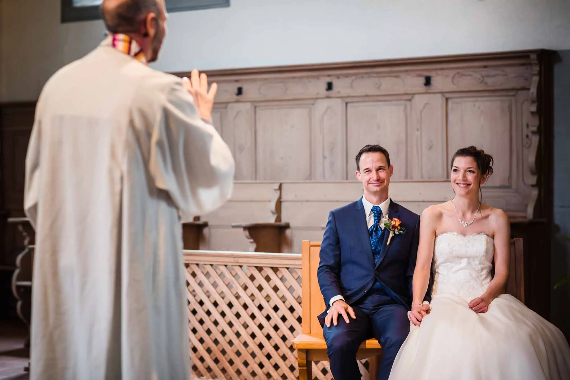 Pfarrer gibt Brautpaar Ratschlag