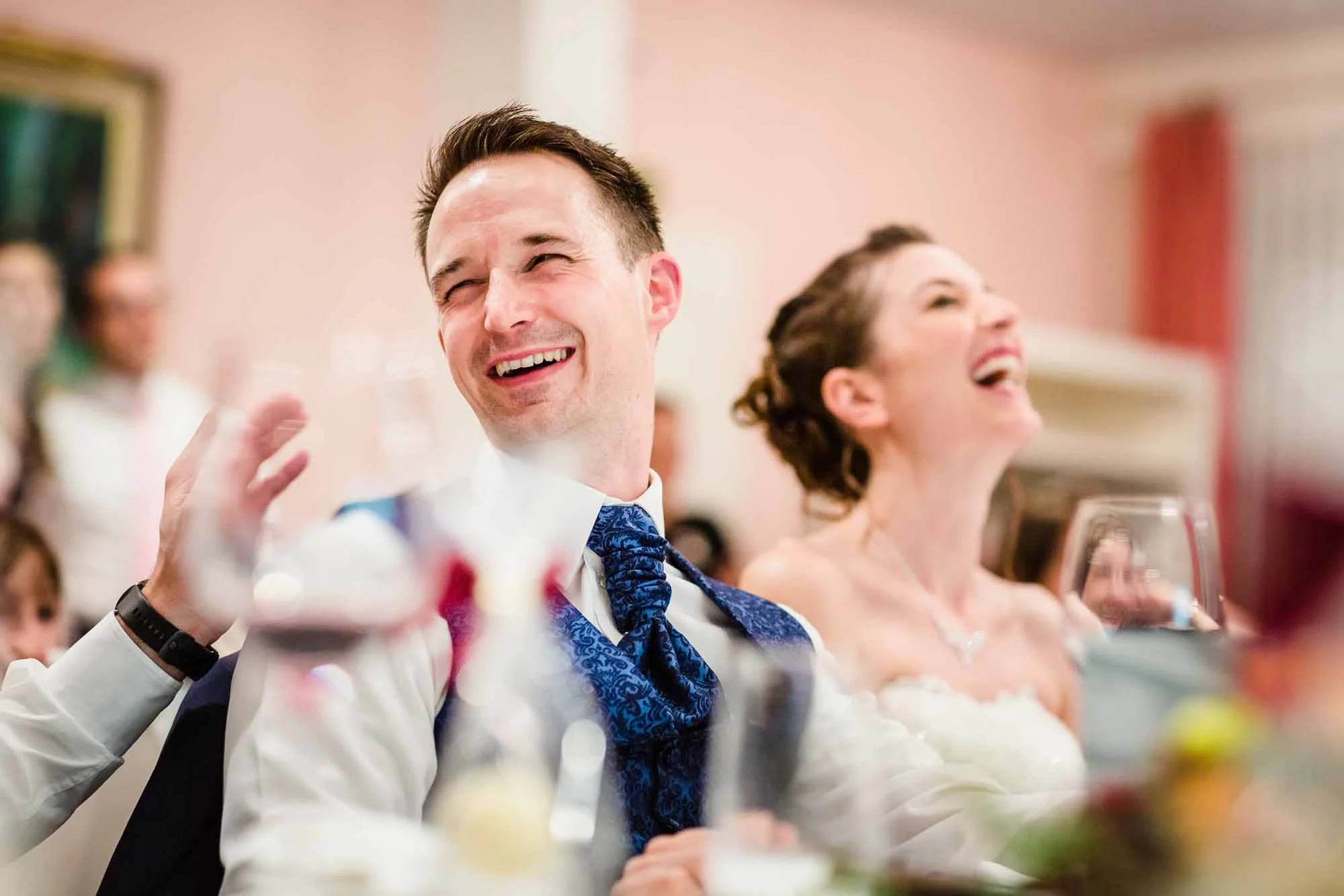 Brautpaar lacht herzhaft Hochzeitsfotos Emmental Moosegg