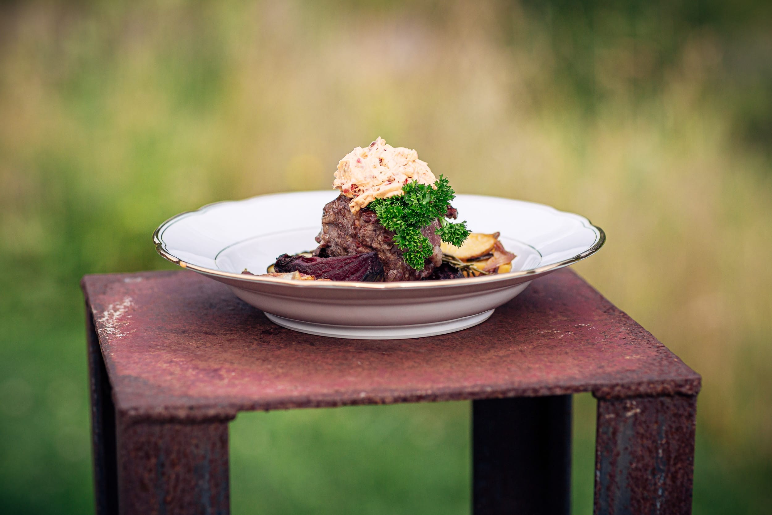 Rindsfilet auf Teller mit Peterli und Gemüse