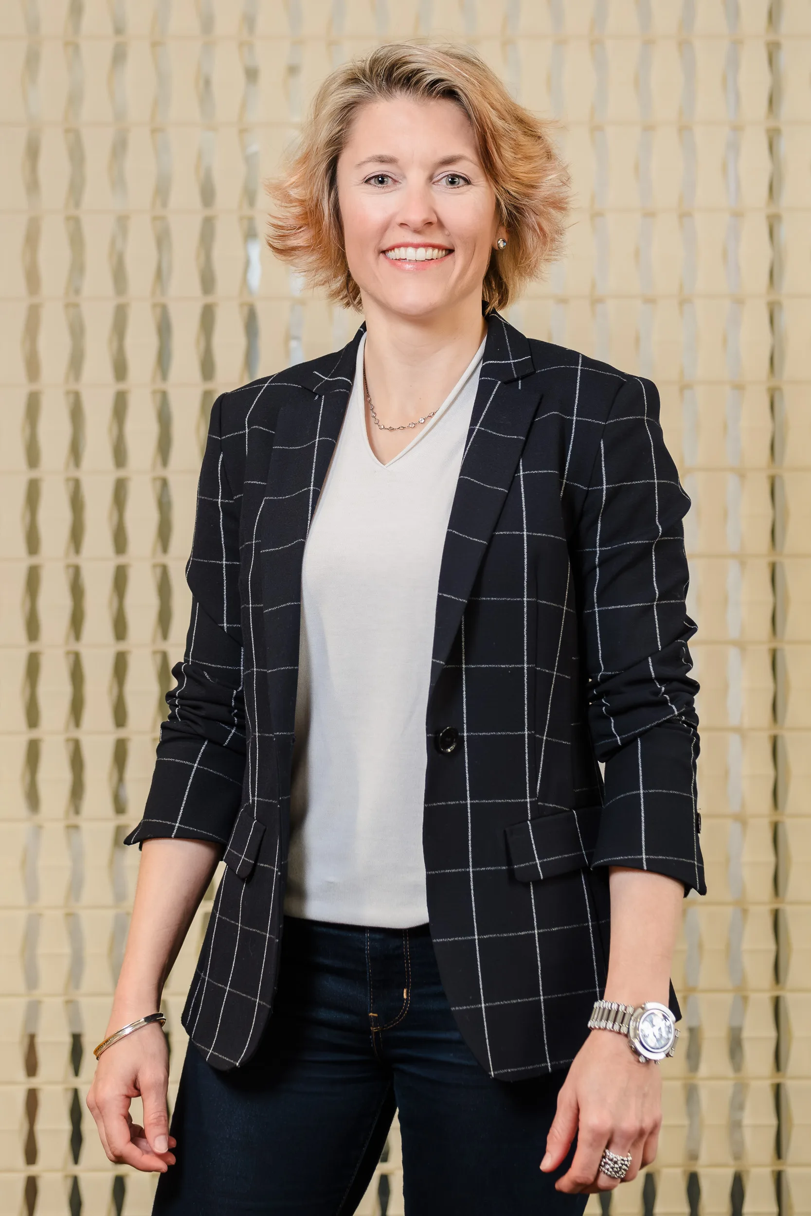 Imagefoto von Sandra. Hochgekrempelte Ärmel und sehr freundlicher Ausdruck