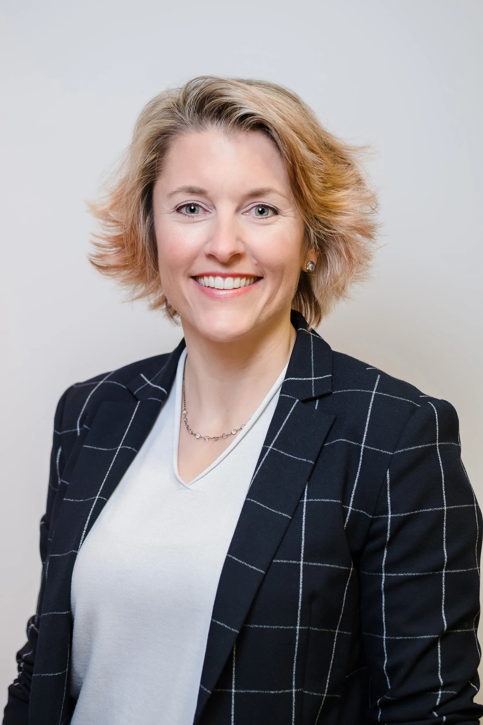 Portrait Frau mit dunkelblauem Blazer.