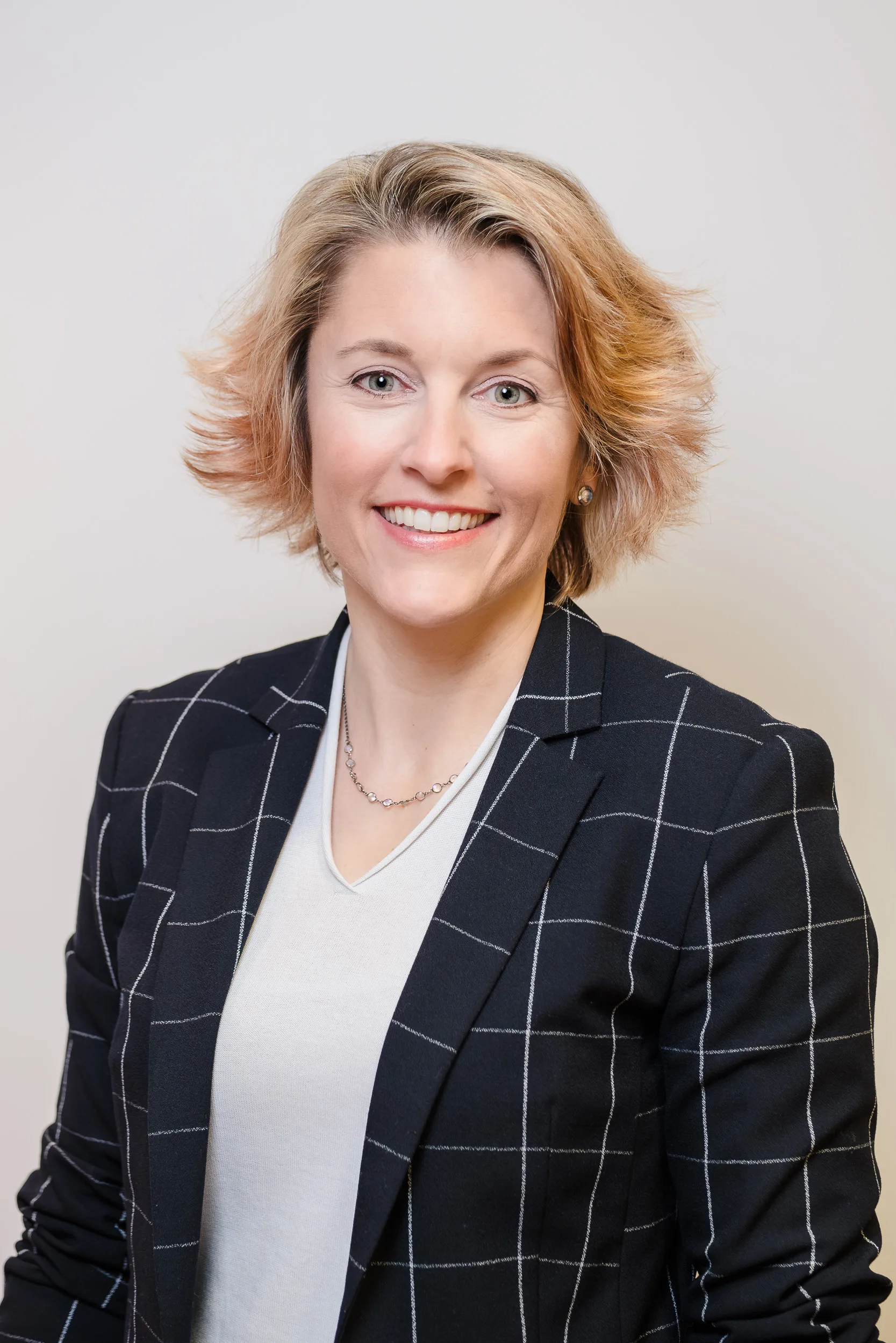Imagefoto Portrait von Frau mit grosskariertem Blazer